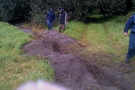 Die toneel op Franskraal Farm waar twee kabeldiewe op heter daad deur ‘n Secma-beampte betrap is met die steel van kabels.